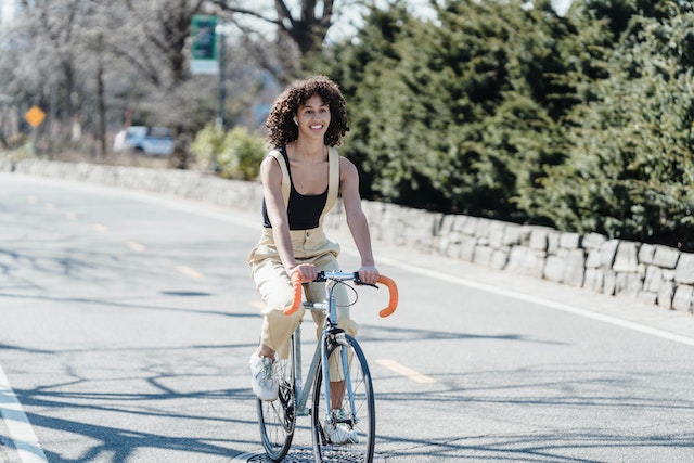 Femme qui conduit un vélo de route performant